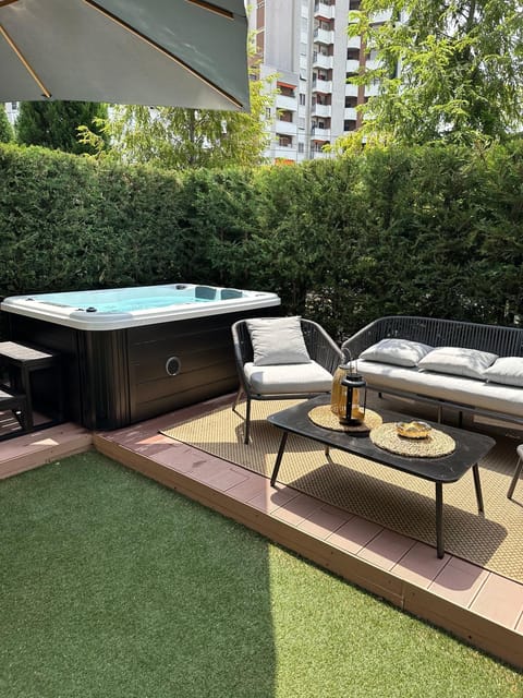 Garden, Hot Tub