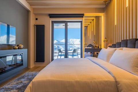 Bed, View (from property/room), Balcony/Terrace, Seating area, fireplace