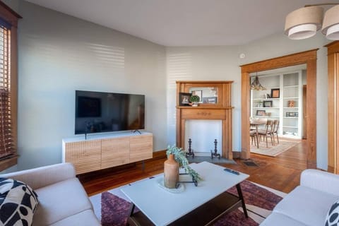 Robin's Egg, Private Downtown, Pet-Friendly Gem House in Columbus