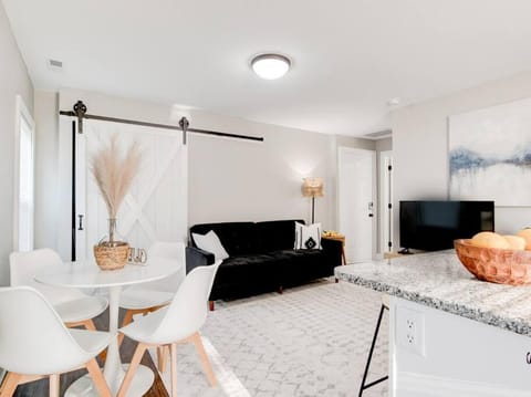 Cozy 1-Bedroom Retreat, New Remodel, Fast Wi-Fi Apartment in Columbus