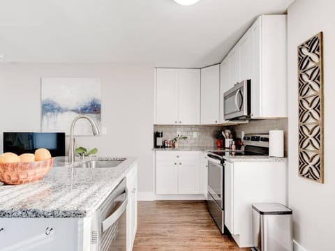 Cozy 1-Bedroom Retreat, New Remodel, Fast Wi-Fi Apartment in Columbus