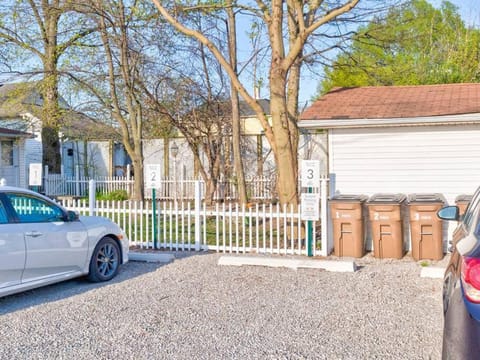 Cozy 1-Bedroom Retreat, New Remodel, Fast Wi-Fi Apartment in Columbus