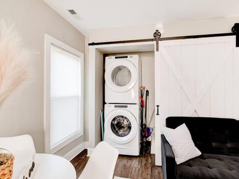 Cozy 1-Bedroom Retreat, New Remodel, Fast Wi-Fi Apartment in Columbus