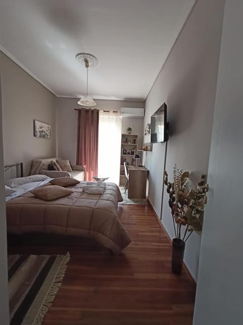 Bed, Library, TV and multimedia, Living room, Photo of the whole room, Seating area, Bedroom