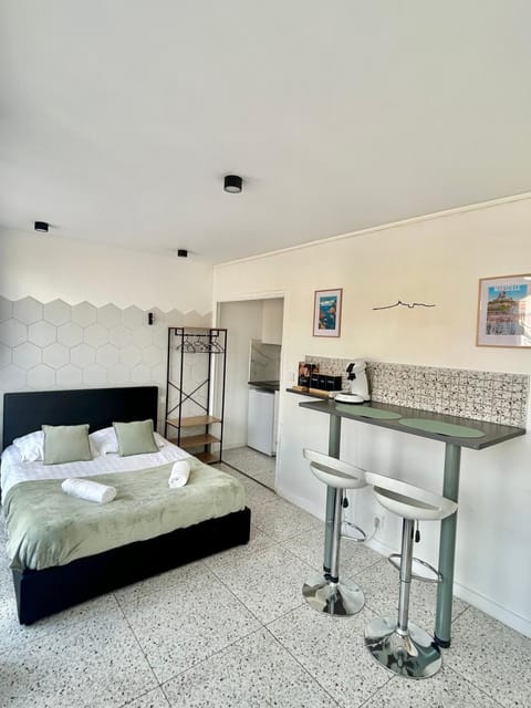 Bed, Dining area, Bedroom, minibar, wardrobe