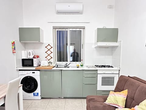 Coffee/tea facilities, Kitchen or kitchenette, Dining area, oven, stove, toaster