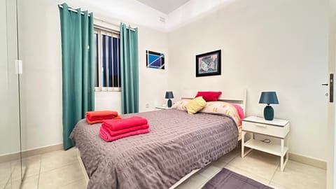 Bed, Photo of the whole room, Bedroom, towels