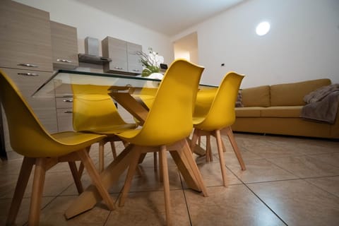 Kitchen or kitchenette, Living room, Seating area, Dining area