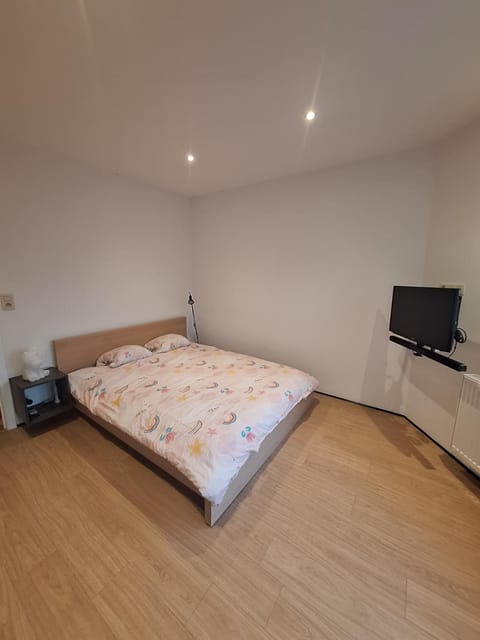 Bed, TV and multimedia, Bedroom