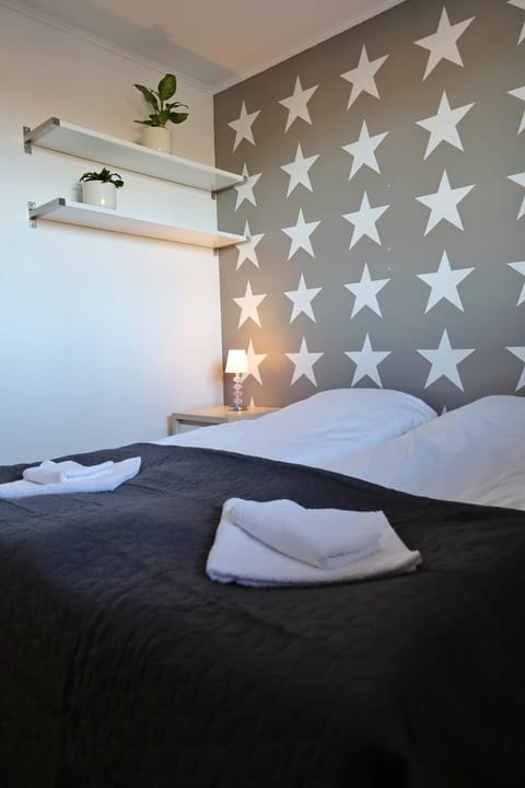 Bed, Bedroom, towels