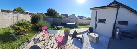 Property building, Patio, Day, Garden, Dining area, Garden view