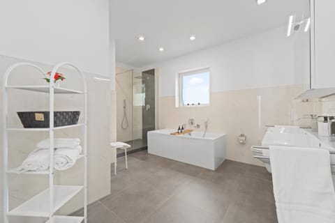 Shower, Bathroom, Bath, towels