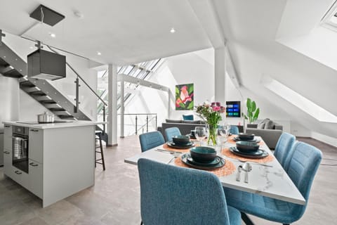 Seating area, Dining area