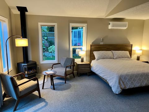 Bed, Living room, Photo of the whole room, Seating area, Bedroom, air conditioner