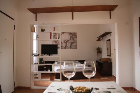 TV and multimedia, Food and drinks, Dining area, Evening entertainment, Drinks, Alcoholic drinks