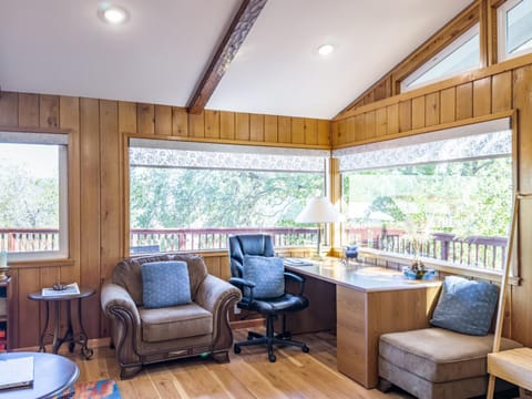 Yosemite Mountaintop Retreat on 100 acres, 2 Homes, 2 hot tubs, pool House in Mariposa