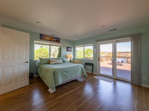 Yosemite Mountaintop Retreat on 100 acres, 2 Homes, 2 hot tubs, pool House in Mariposa