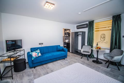 Communal lounge/ TV room, Bed, Dining area, Evening entertainment, air conditioner