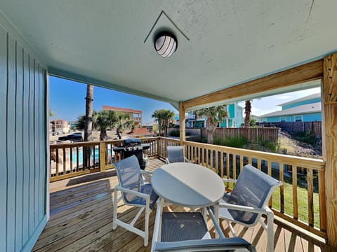 Neighbourhood, Natural landscape, Balcony/Terrace, Seating area, Swimming pool