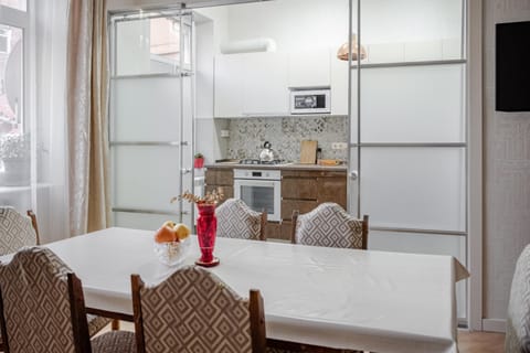 TV and multimedia, Kitchen or kitchenette, Living room, Dining area, microwave, oven, stove