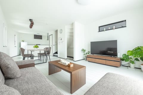 TV and multimedia, Living room, Evening entertainment
