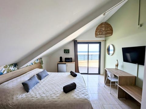 Bed, TV and multimedia, Photo of the whole room, Seating area, Bedroom
