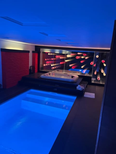Property building, Spa and wellness centre/facilities, Decorative detail, Swimming pool