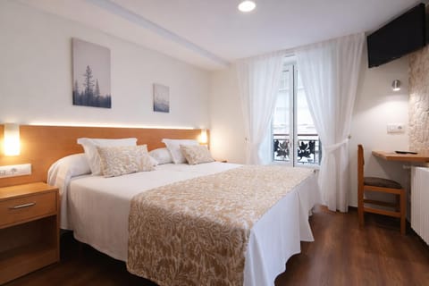 Bed, TV and multimedia, Photo of the whole room, Bedroom