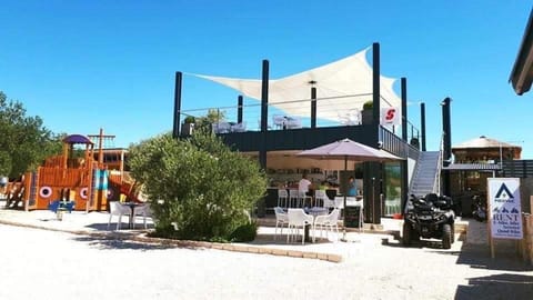 Restaurant/places to eat, Lounge or bar