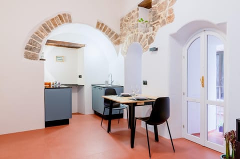 Kitchen or kitchenette, Dining area, stove