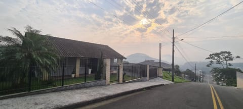 Day, Neighbourhood, Natural landscape, Mountain view, Street view