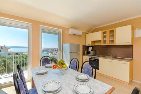 Kitchen or kitchenette, Dining area, oven, stove