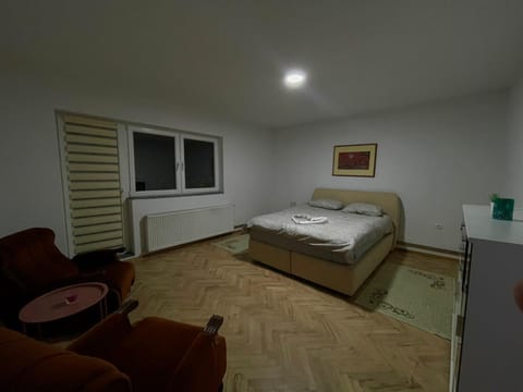 TV and multimedia, Photo of the whole room, Bedroom, City view