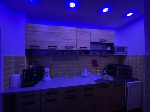 Coffee/tea facilities, Kitchen or kitchenette, microwave, stove, toaster