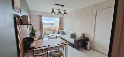 Communal lounge/ TV room, Living room, Seating area
