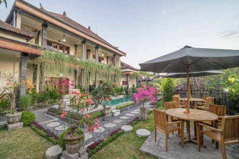 Dining area, Garden view, Pool view, Swimming pool