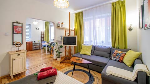 TV and multimedia, Living room, Photo of the whole room, Dining area
