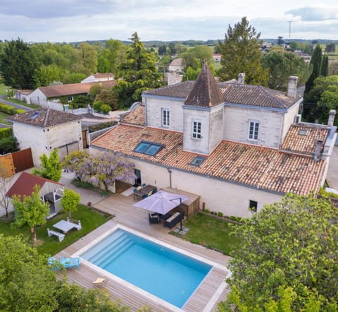 Property building, Natural landscape, Bird's eye view, Pool view, Swimming pool, Parking