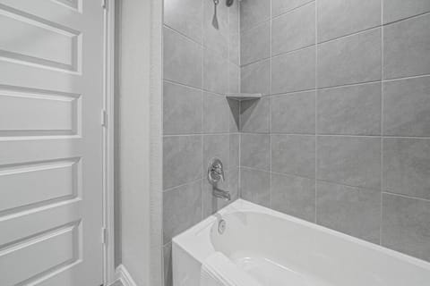 Katy Vibes With Jacuzzi, Elegant and Peaceful 3BR House in Harris County