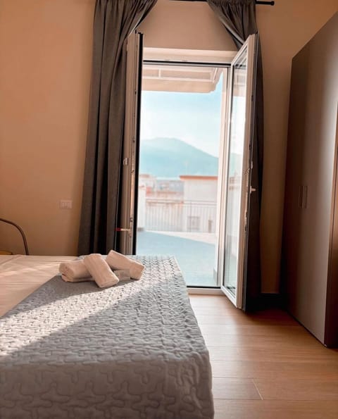 Bed, Natural landscape, View (from property/room), Balcony/Terrace, Photo of the whole room, Bedroom, Mountain view, towels