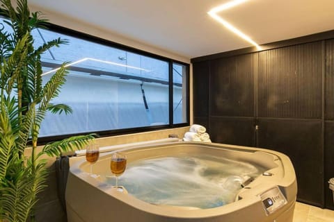 Facade/entrance, Natural landscape, Hot Tub, Bathroom, Bath, air conditioner