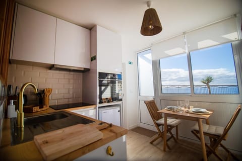 Natural landscape, Coffee/tea facilities, Kitchen or kitchenette, Dining area, Sea view, minibar, oven, stove