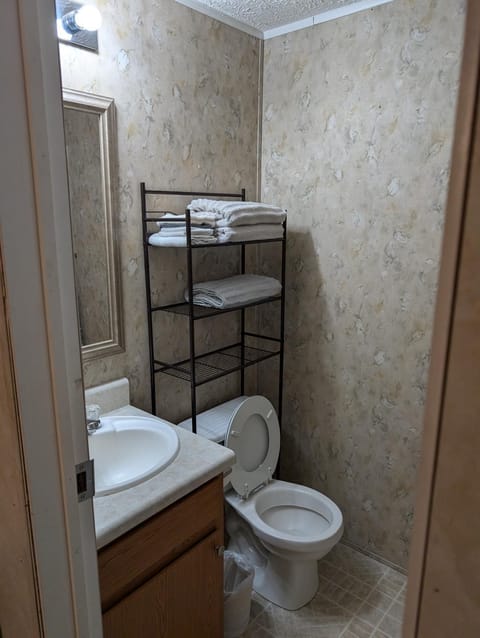 Peaceful home beside Lake Marion & near Cuddo Park House in Lake Marion