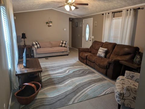 Peaceful home beside Lake Marion & near Cuddo Park House in Lake Marion