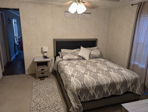 Peaceful home beside Lake Marion & near Cuddo Park House in Lake Marion