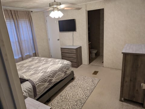 Peaceful home beside Lake Marion & near Cuddo Park House in Lake Marion