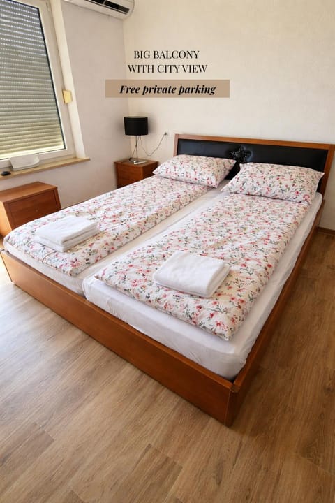 Bed, Photo of the whole room, Bedroom, Text overlay, towels
