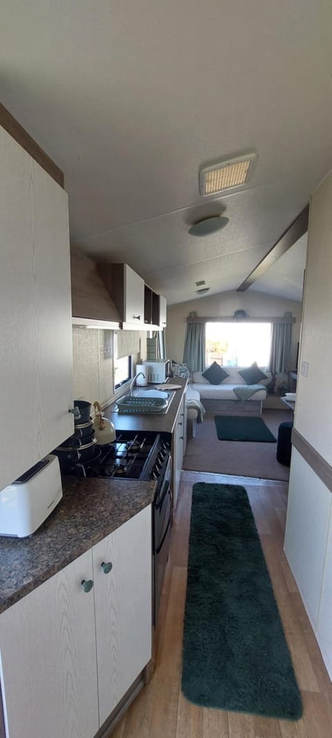 Kitchen or kitchenette, Dining area, oven, stove