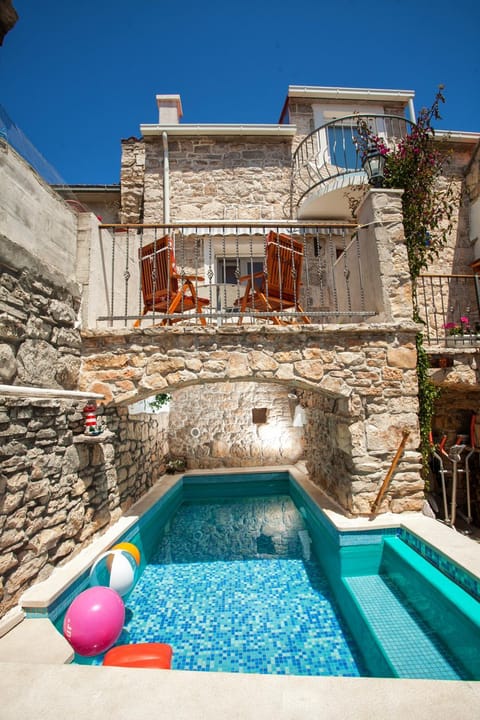Property building, Summer, Swimming pool, Swimming pool