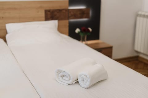 Bed, Bedroom, towels